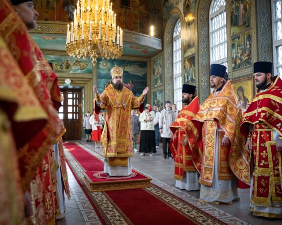 Епископ Таганрогский Артемий возглавил богослужение на русском жестовом языке в Преполовенском храме при Донской духовной семинарии