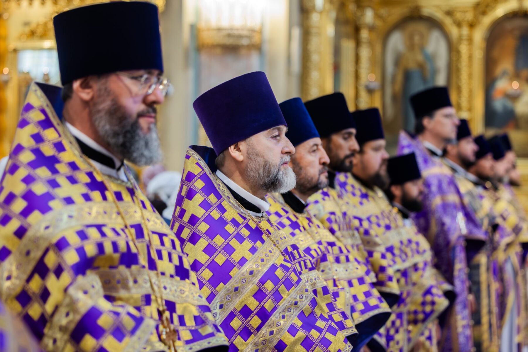 Ректор Донской духовной семинарии сослужил митрополиту Меркурию в праздник происхождения (изнесения) Честных Древ Животворящего Креста Господня