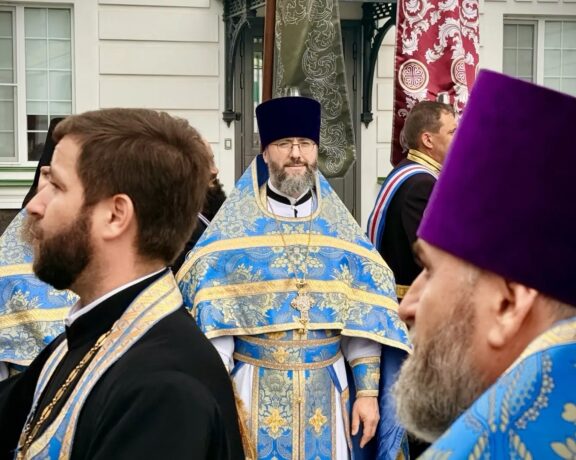 Ректор Донской духовной семинарии протоиерей Тимофей Фетисов сослужил митрополиту Меркурию в праздник Донской иконы Божией Матери в Кафедральном соборе Рождества Пресвятой Богородицы