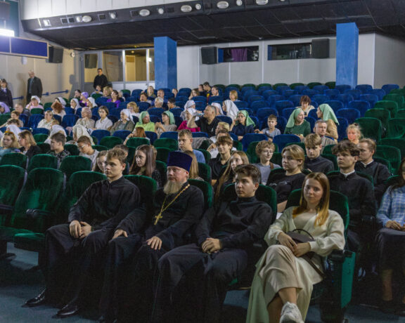 Студенты Донской духовной семинарии посетили премьеру фильма «Из зоны комфорта»
